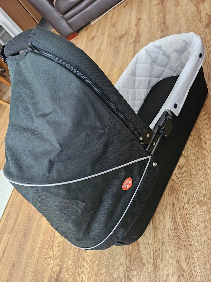 Carry cot and adapter - Image 3