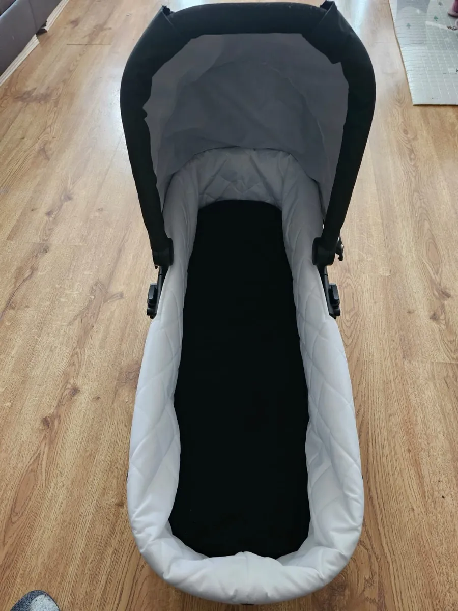 Carry cot and adapter - Image 1