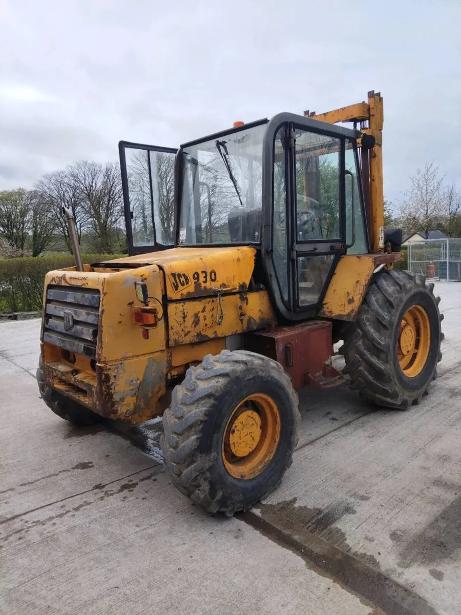 Rough terrain forklift - Image 1