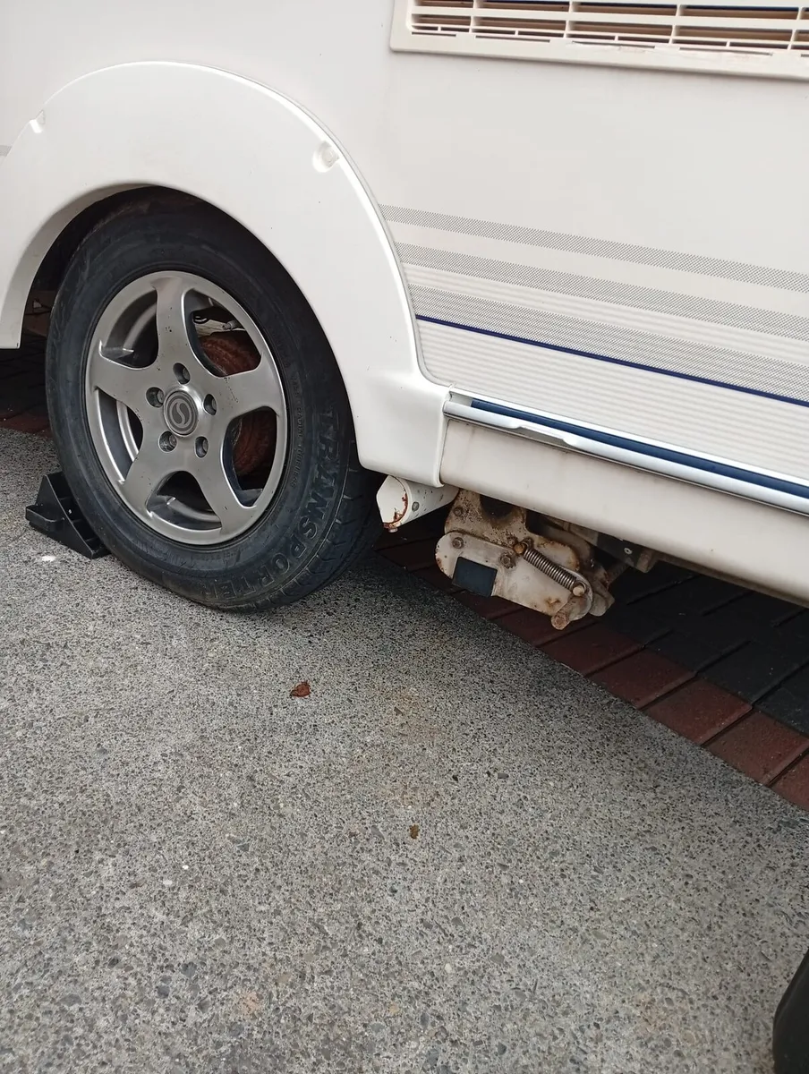 Sterling 4/5 berth fixed bed & remote mover - Image 3