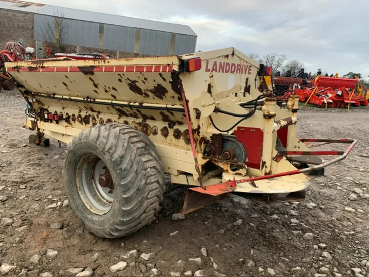LANDRIVE 6T LIMESPREADER - Image 2