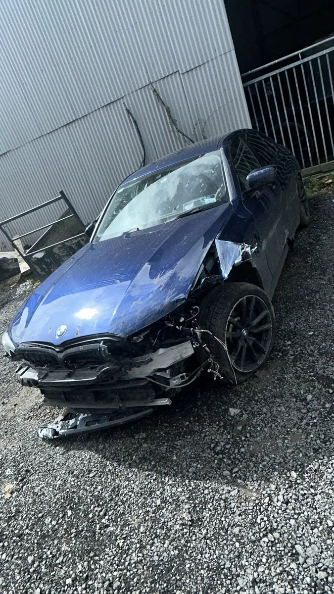 2019 bmw 330e - Image 2