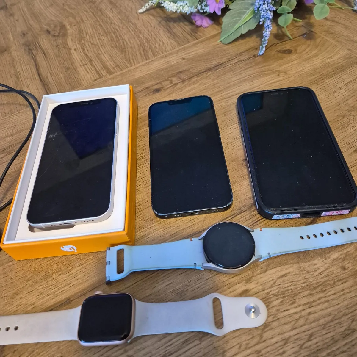 I phones, watches. - Image 2