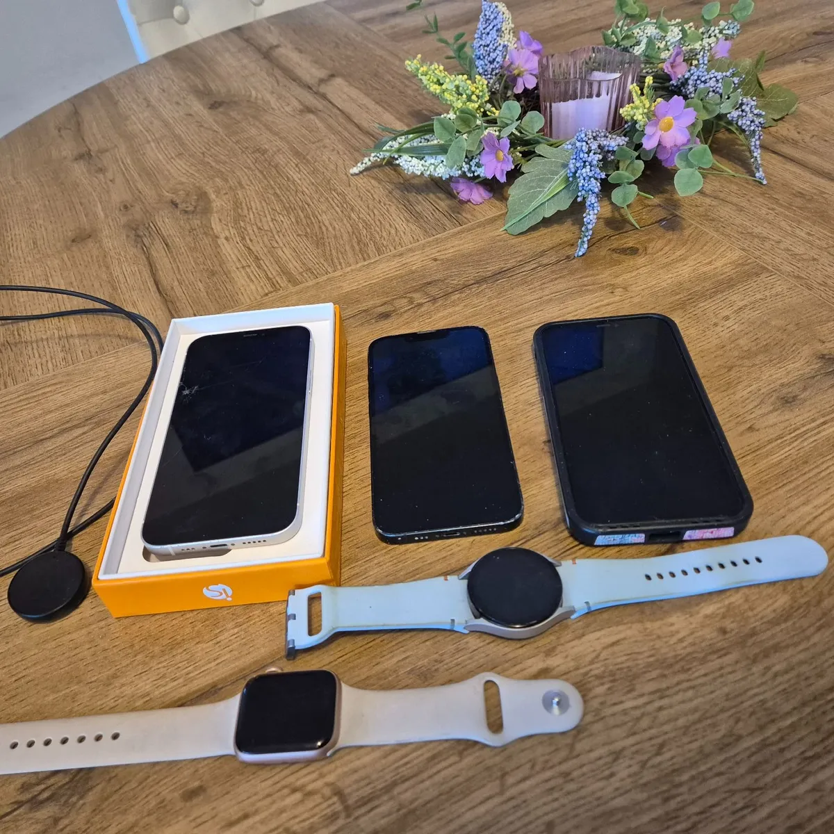 I phones, watches. - Image 1