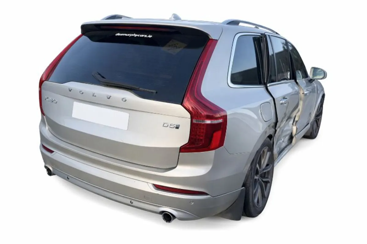 18 VOLVO XC90  D5 AWD MOMENTUM GT Breaking only - Image 4