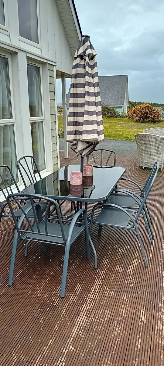 Garden table and chairs - Image 1