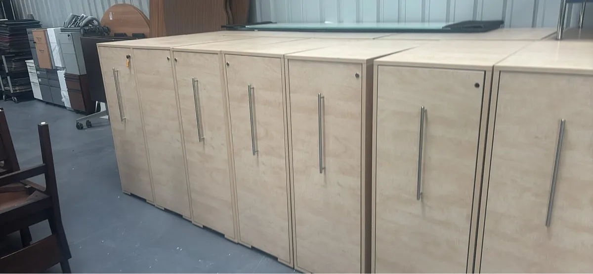 Office Chairs and desks - Image 4