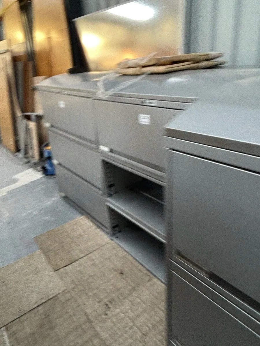 Office Chairs and desks - Image 3