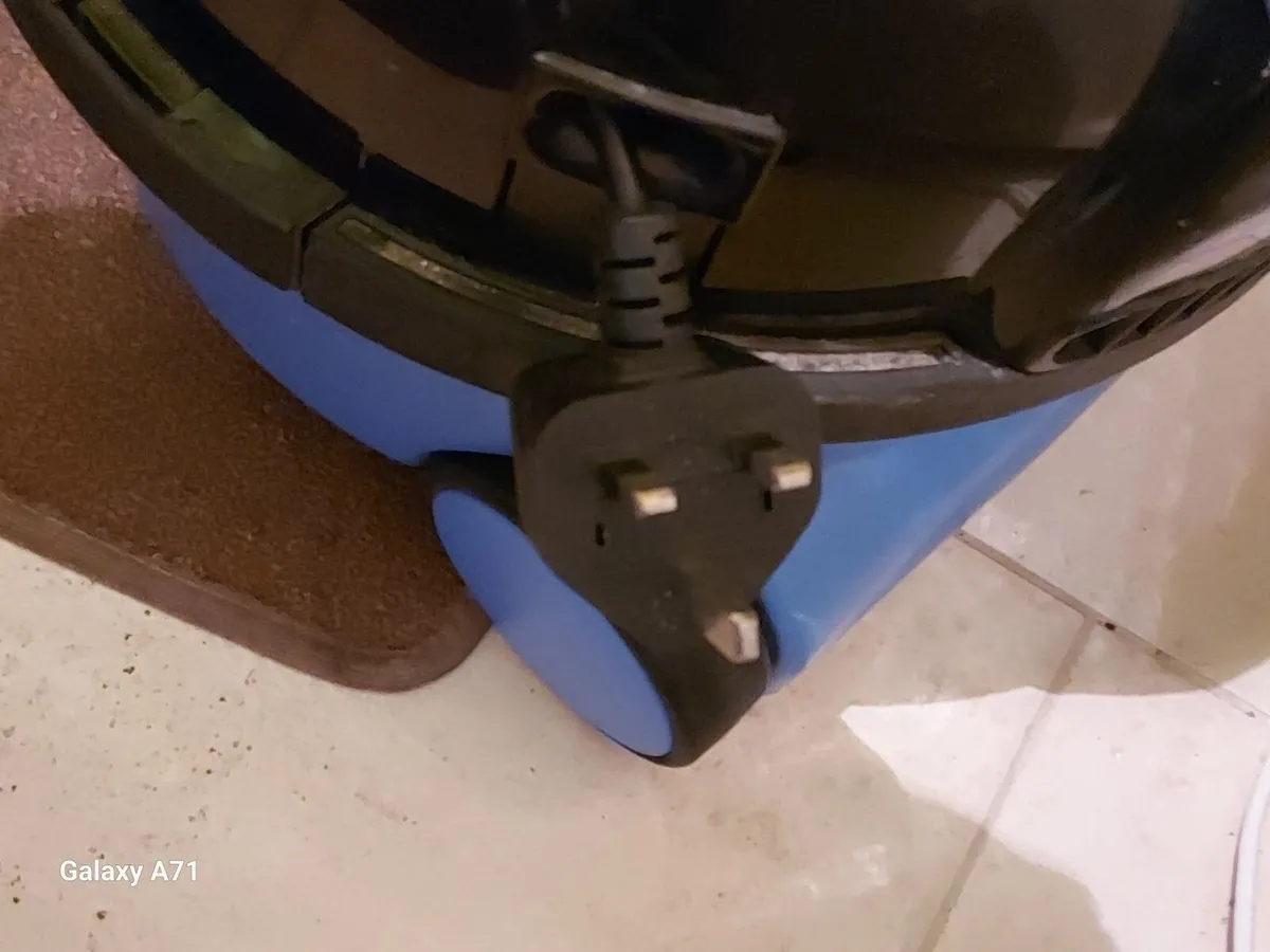 BLUE Henry Vacuum Cleaner in like new condition - Image 2