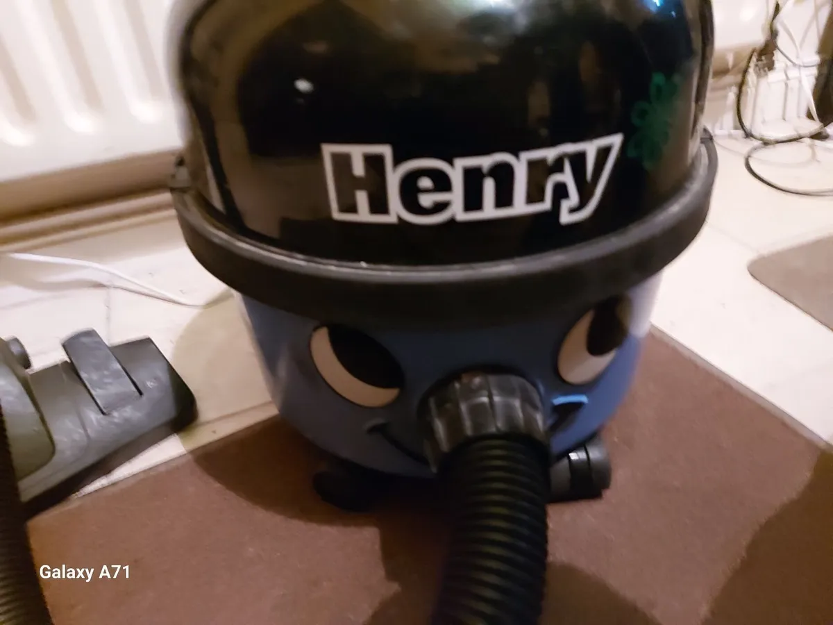 BLUE Henry Vacuum Cleaner in like new condition - Image 4