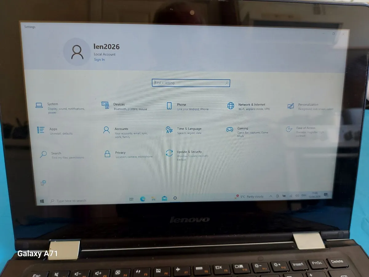 Lenovo Yoga 300, white, Intel Pentium CPU N3710 1. - Image 1