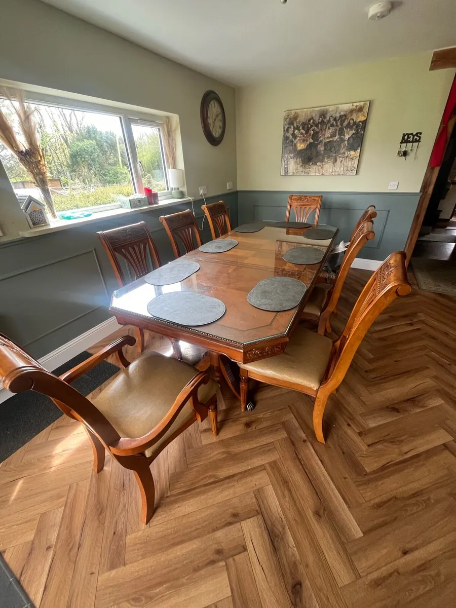 Table and 8 chairs - Image 1
