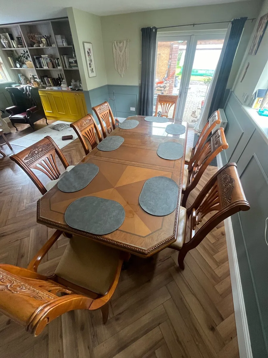 Table and 8 chairs - Image 3