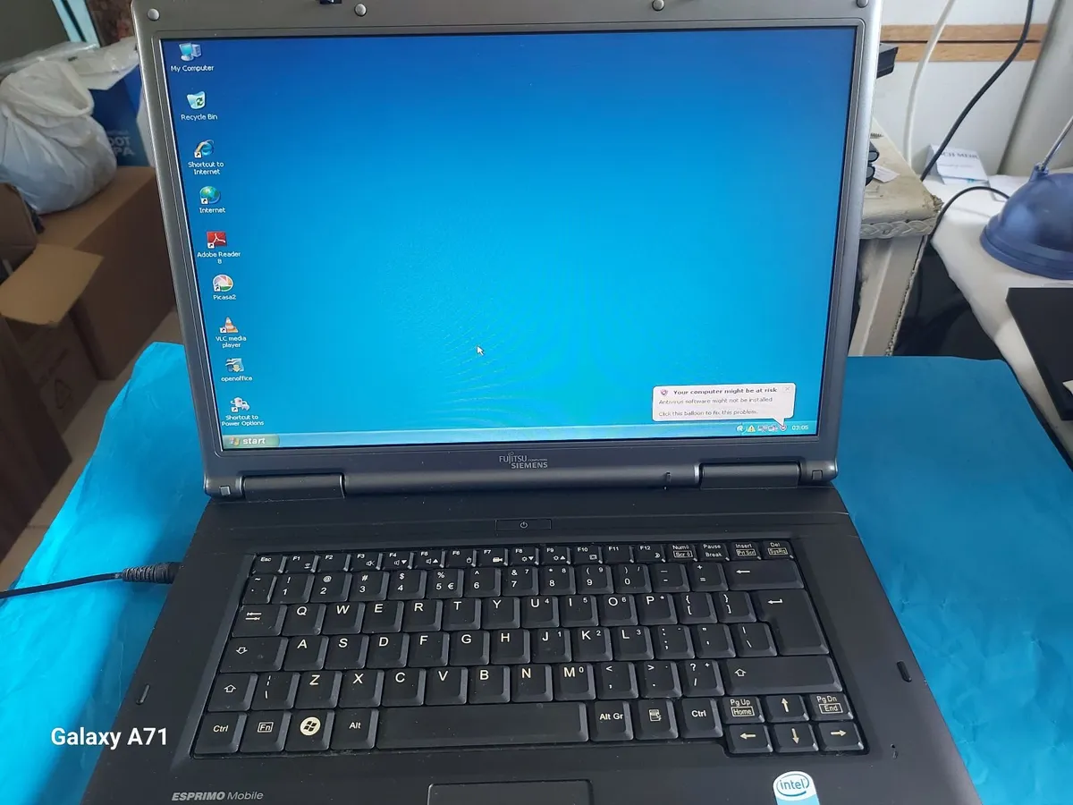 Fujitsu Siemens Esprimo Mobile Laptop, Windows XP, - Image 1