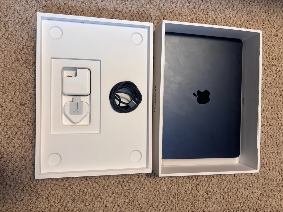 MacBook Air 2025 13” m4 chip 16 gb 256gb new - Image 1