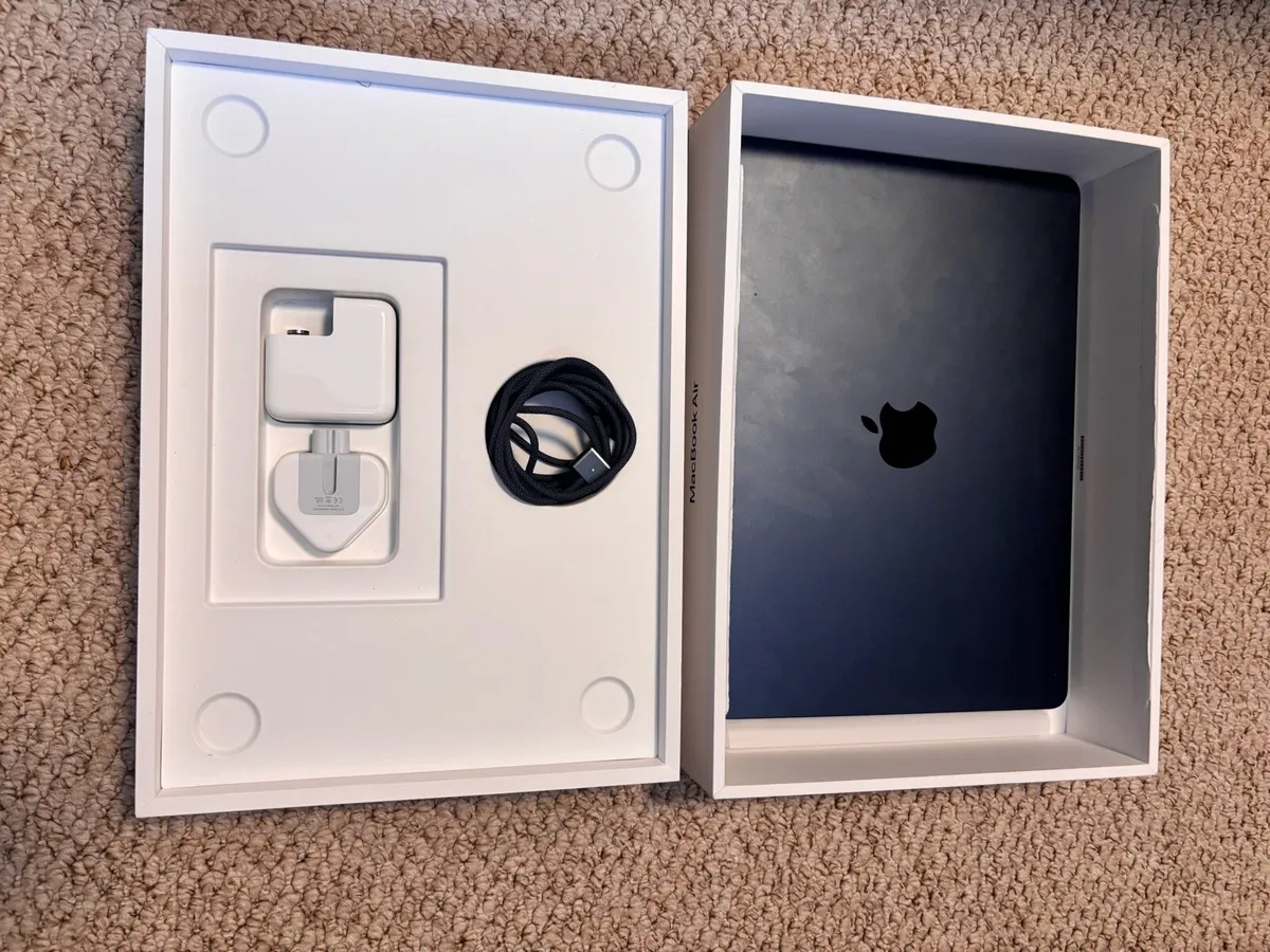 MacBook Air 2025 13” m4 chip 16 gb 256gb new - Image 2