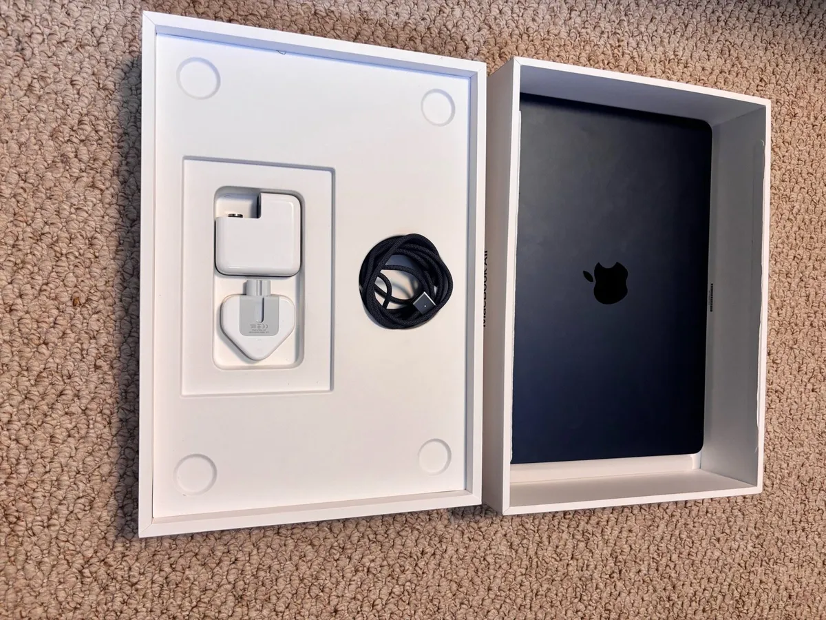 MacBook Air 2025 13” m4 chip 16 gb 256gb new - Image 3