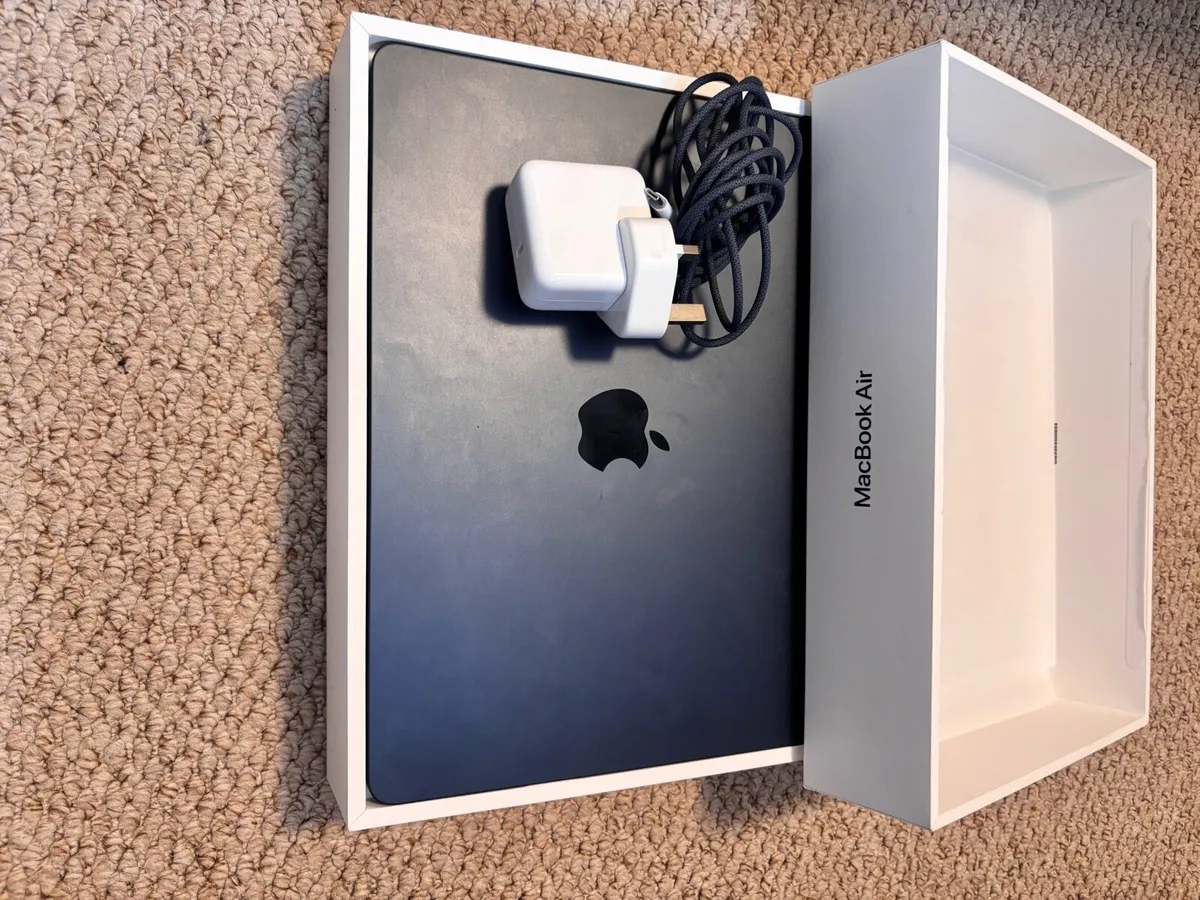 MacBook Air 2025 13” m4 chip 16 gb 256gb new - Image 4