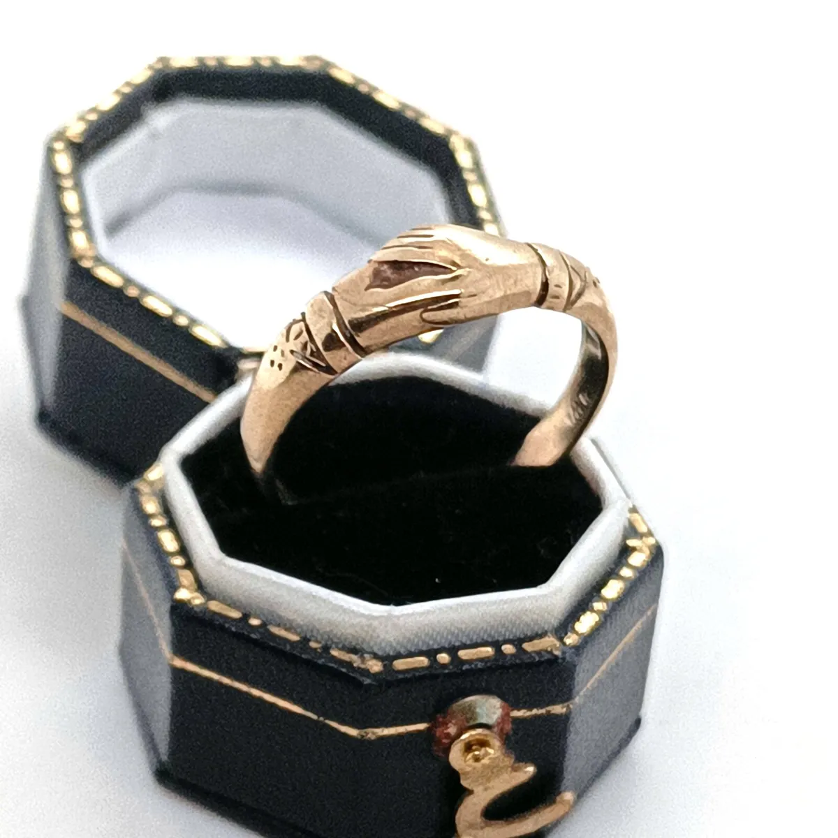 9k Gold Vintage Fede Ring , Clasped Hands - Image 1