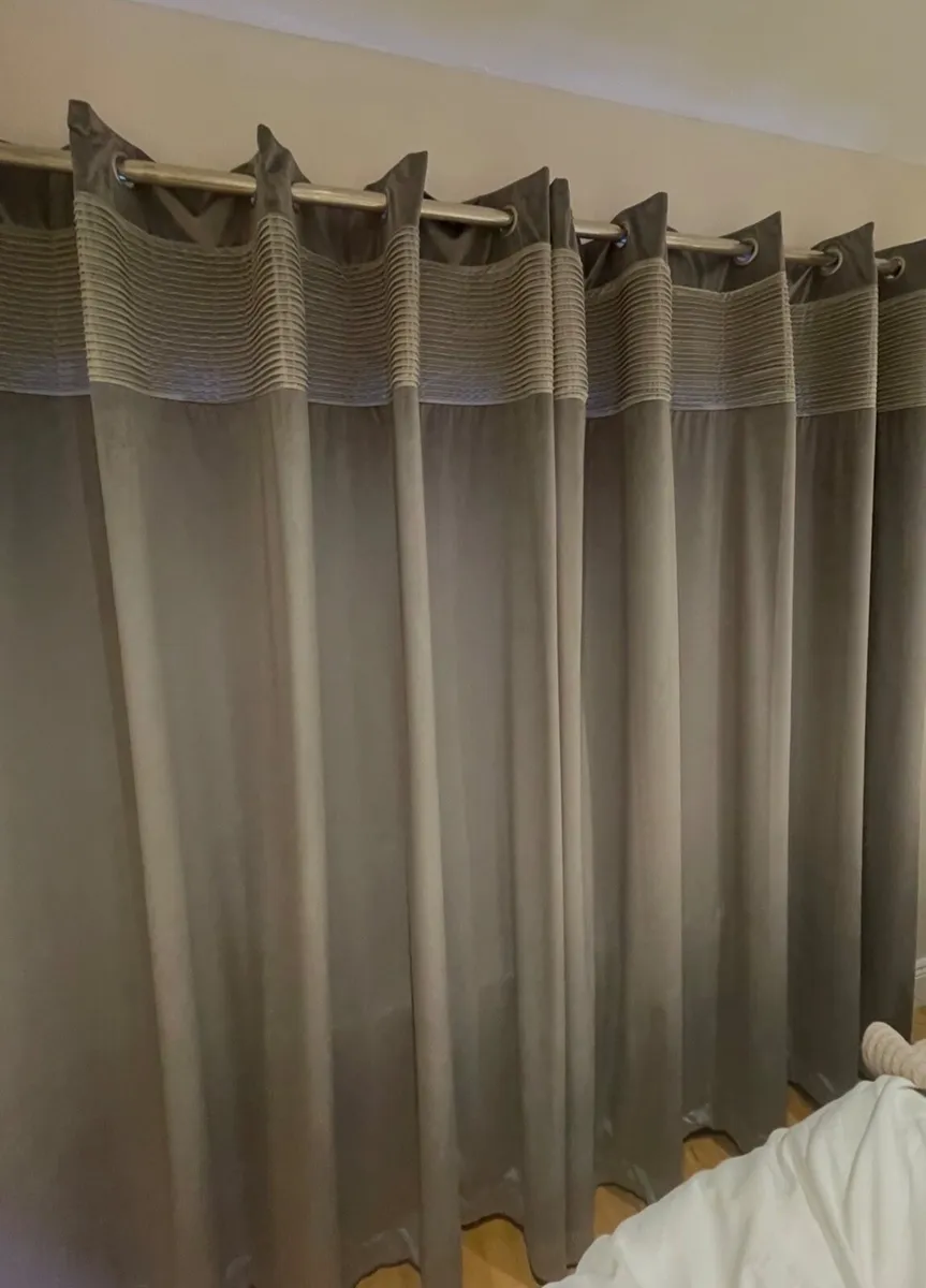 Grey velvet eyelet curtains - Image 1