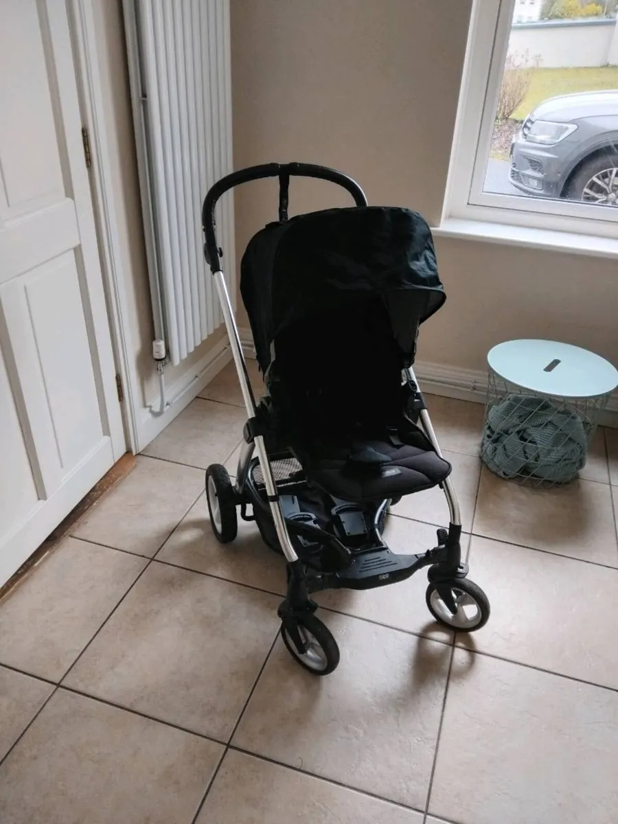 Mamas & Papa Stroller , carrycot and isofix base - Image 3