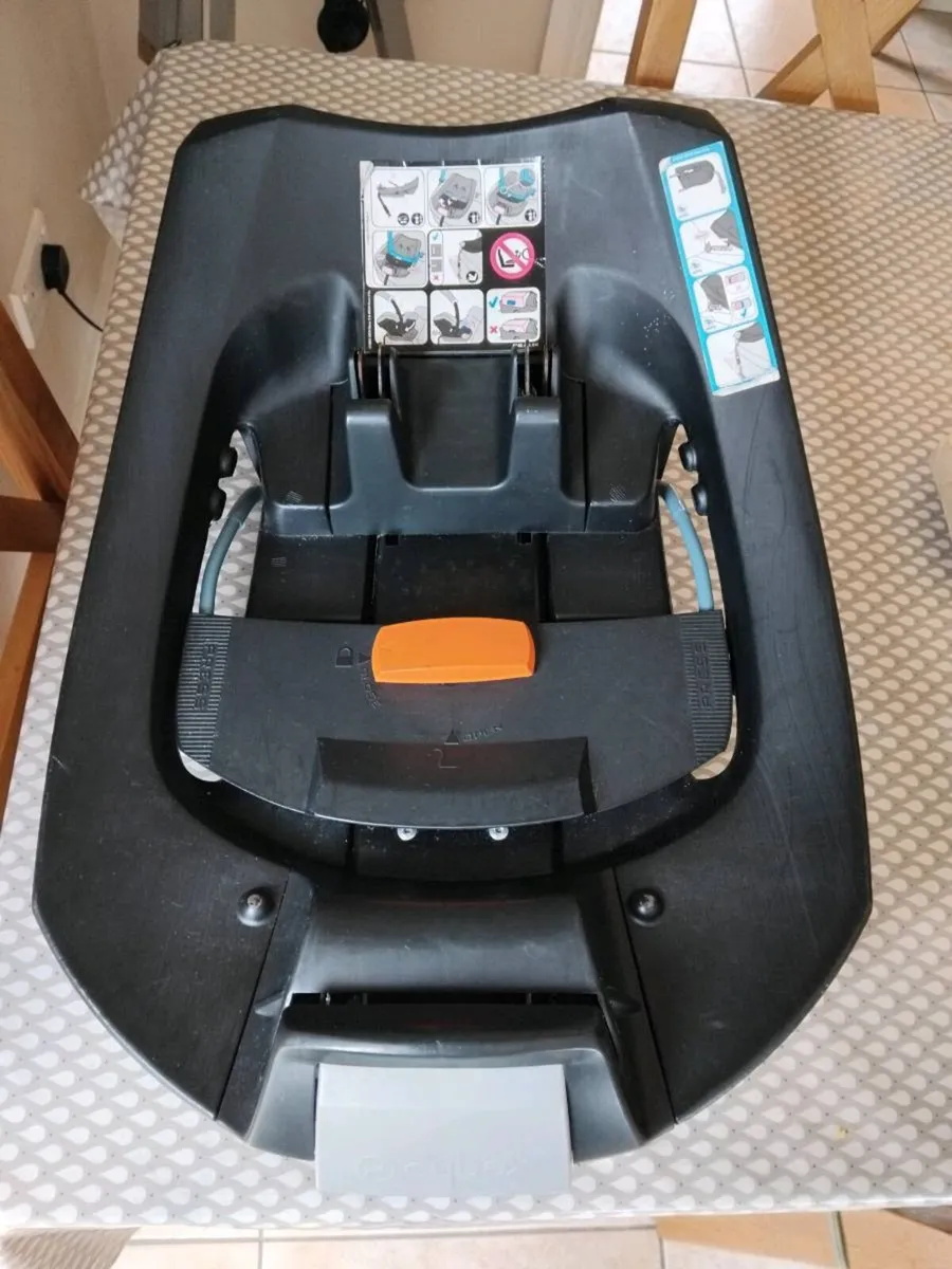 Mamas & Papa Stroller , carrycot and isofix base - Image 4