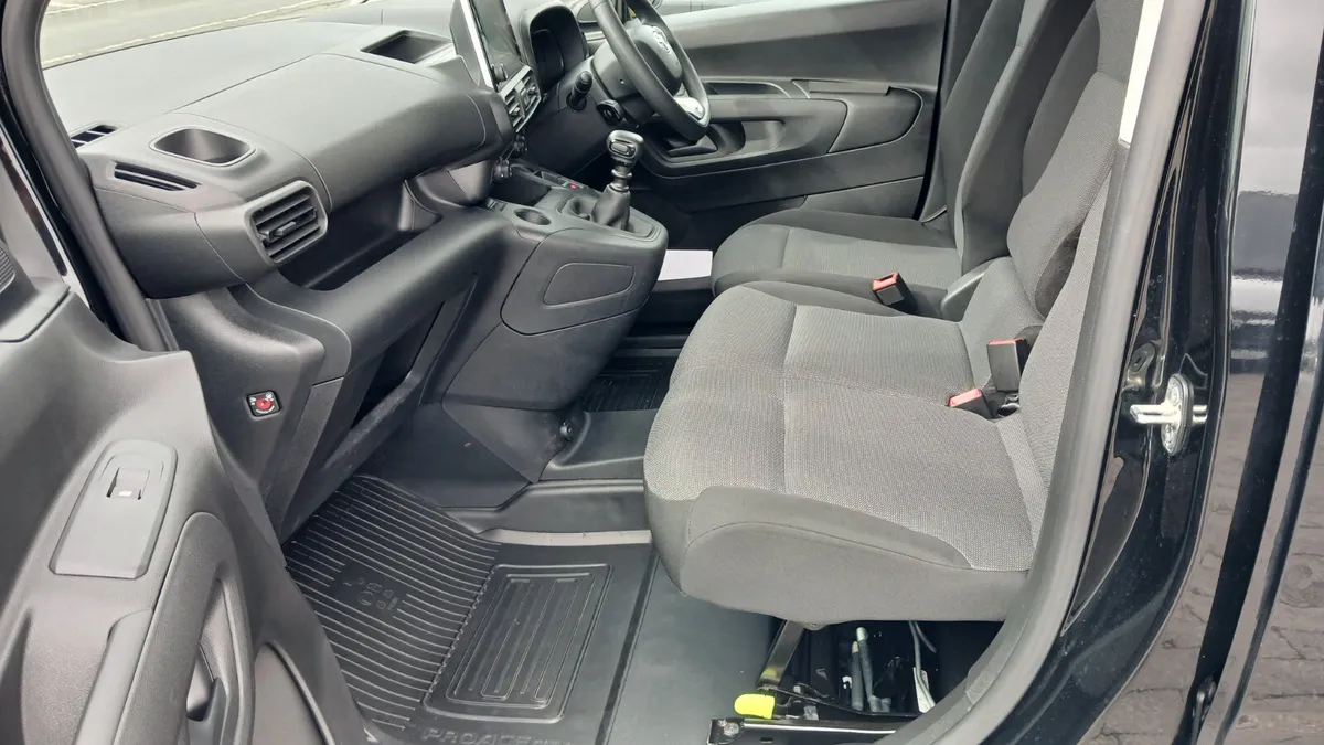 232 Toyota Proace City,high spec,immaculate,24k km - Image 4