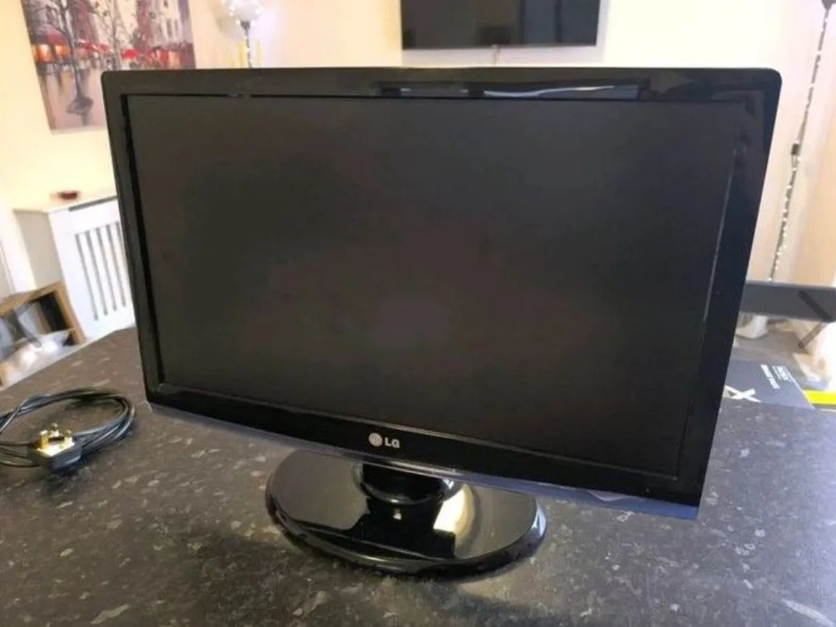 Samsung 24" LCD Monitor - Image 1