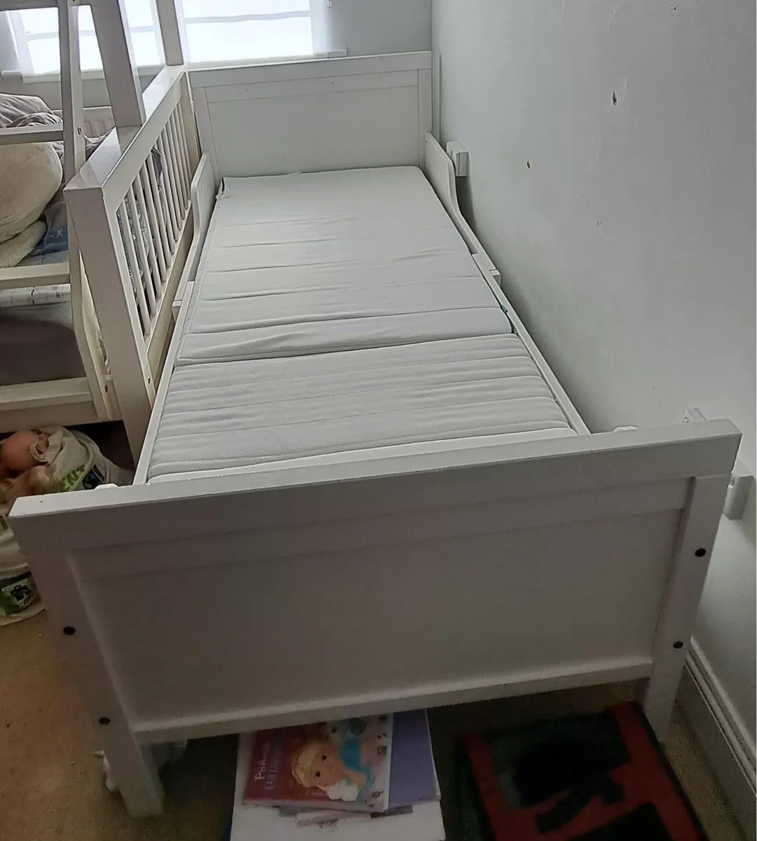 Toddler bed and mattress - Image 1