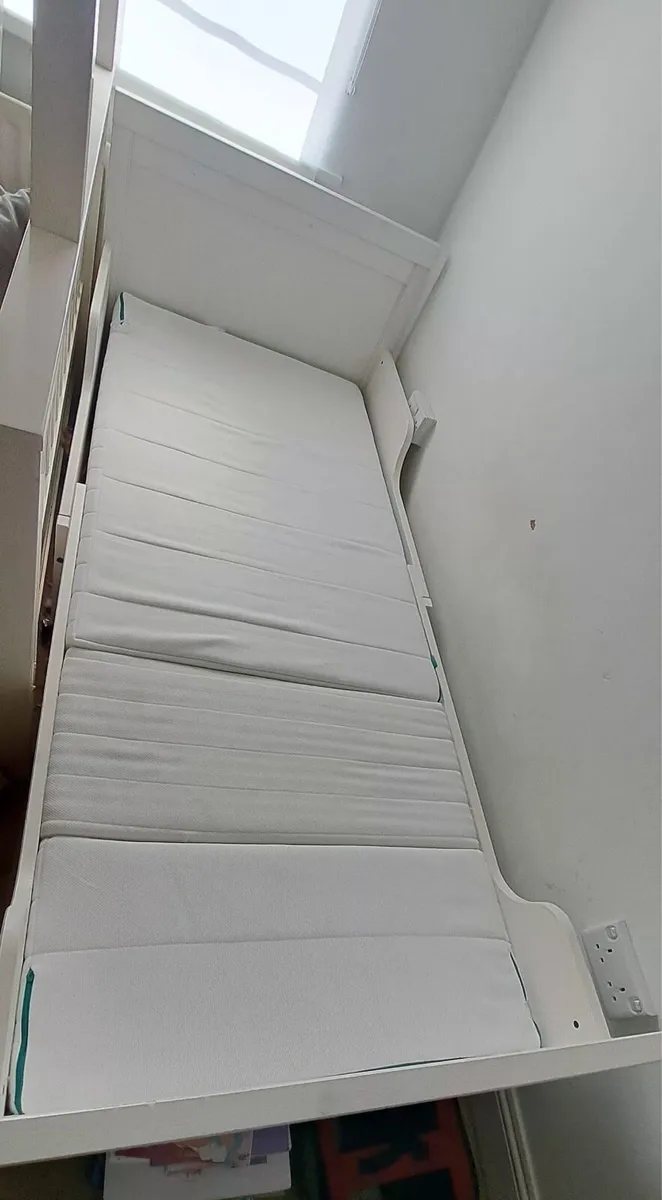 Toddler bed and mattress - Image 3