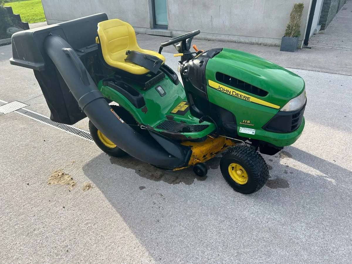 John Deere lawnmower - Image 1