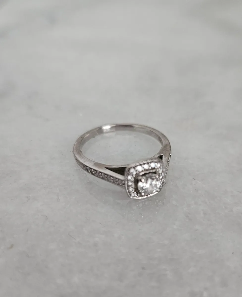 Engagement ring - Image 1