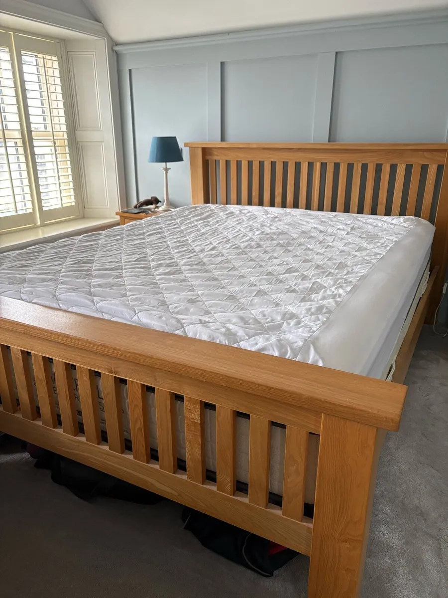 Solid wood king size bed - Image 1