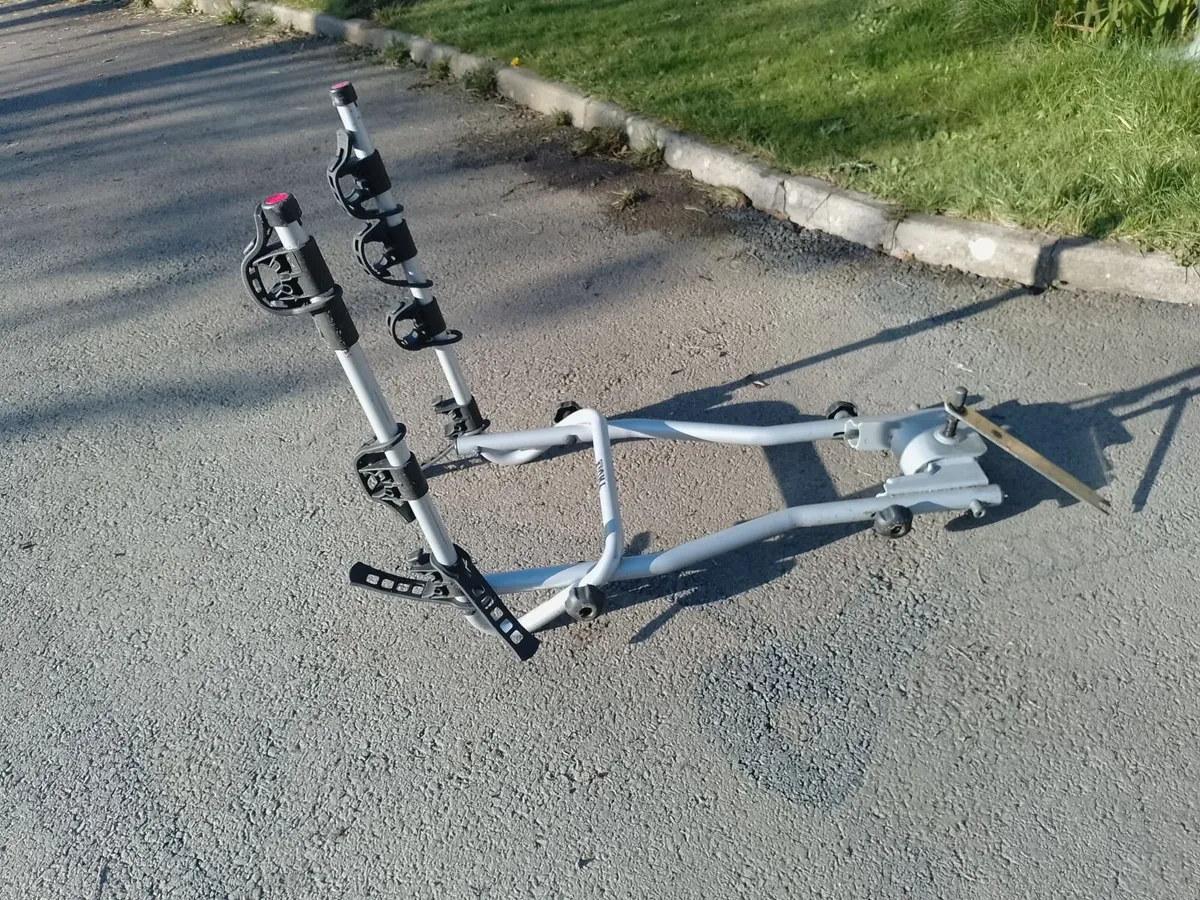 Thule bike rack, tow hitch mounted - Image 4