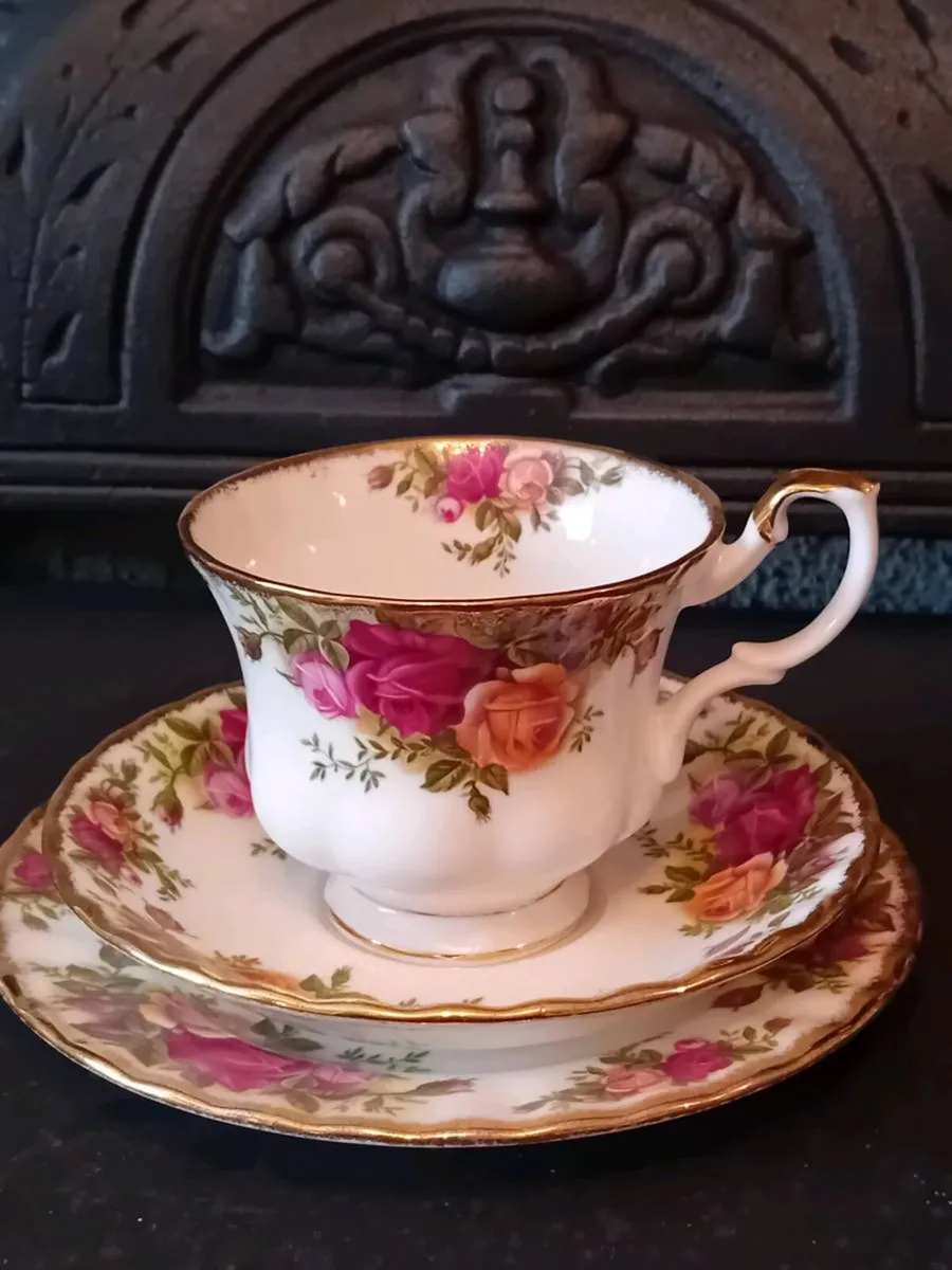 Royal Albert OLD COUNTRY ROSE Tea Set - Image 1