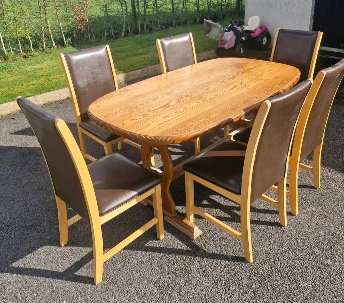 SOLID PINE TABLE AND 6 DINING ROOM CHAIRS - Image 1