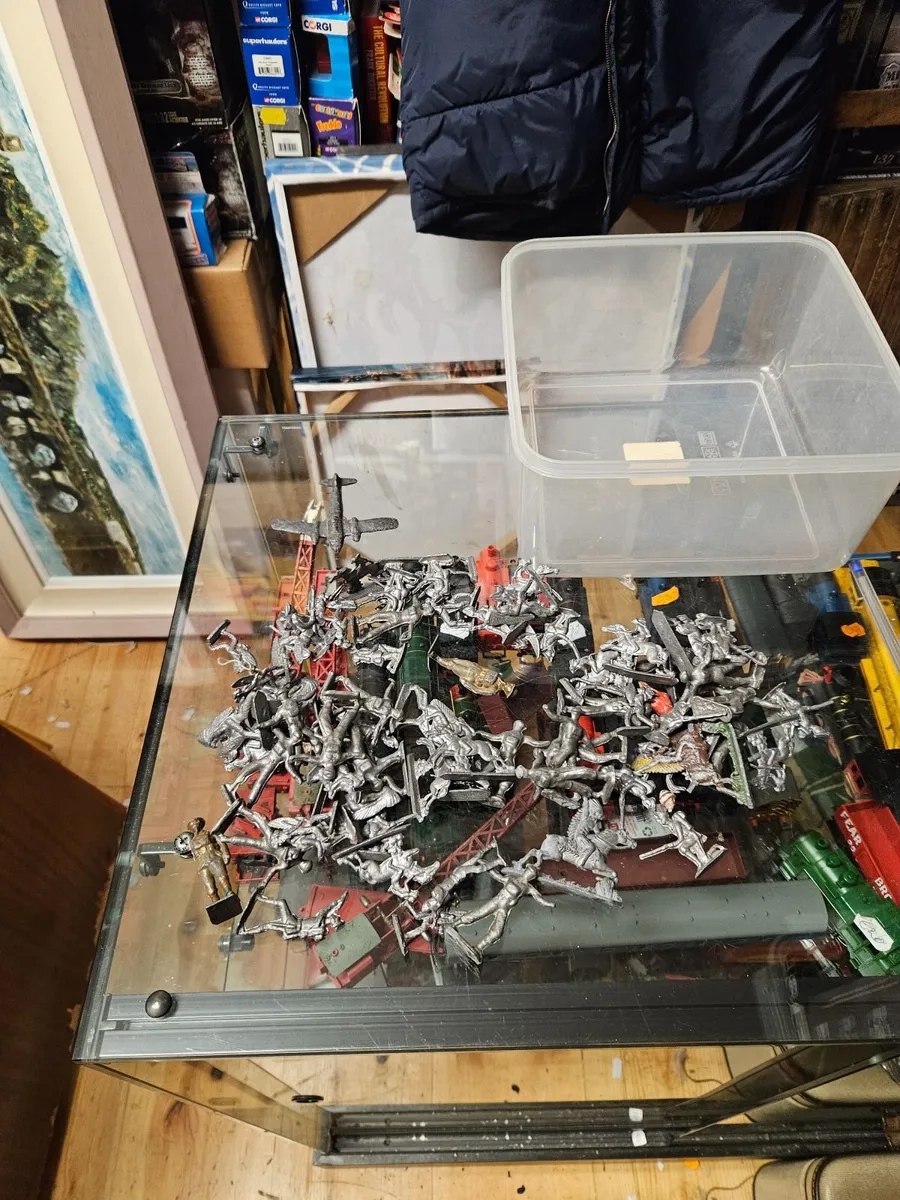 Vintage Lead Indians and Cowboys Soldiers - Image 4