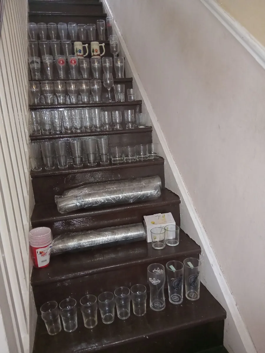50 GLASSES & 150 NEW PLASTIC PINT GLASSES - Image 1