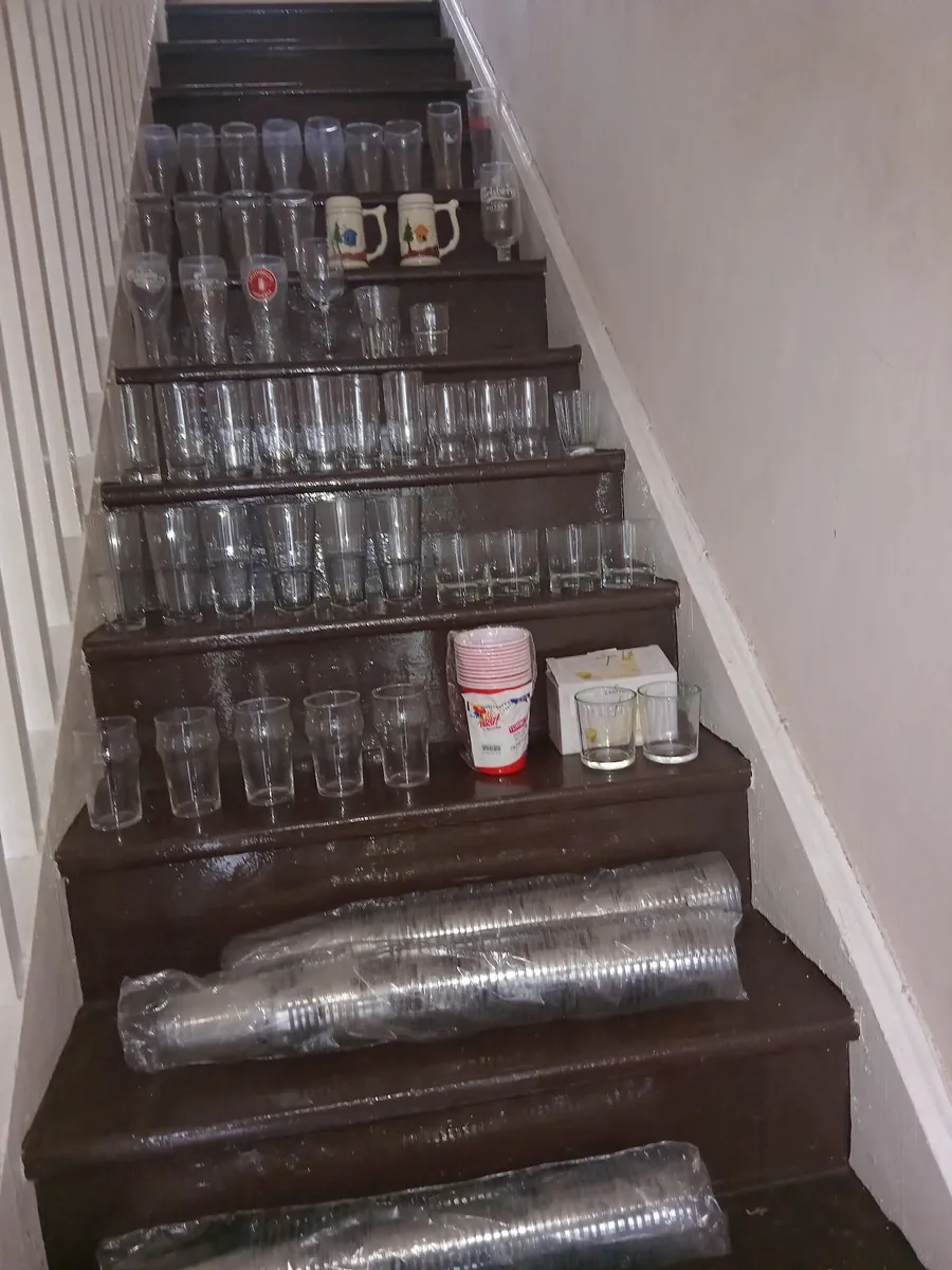 50 GLASSES & 150 NEW PLASTIC PINT GLASSES - Image 2