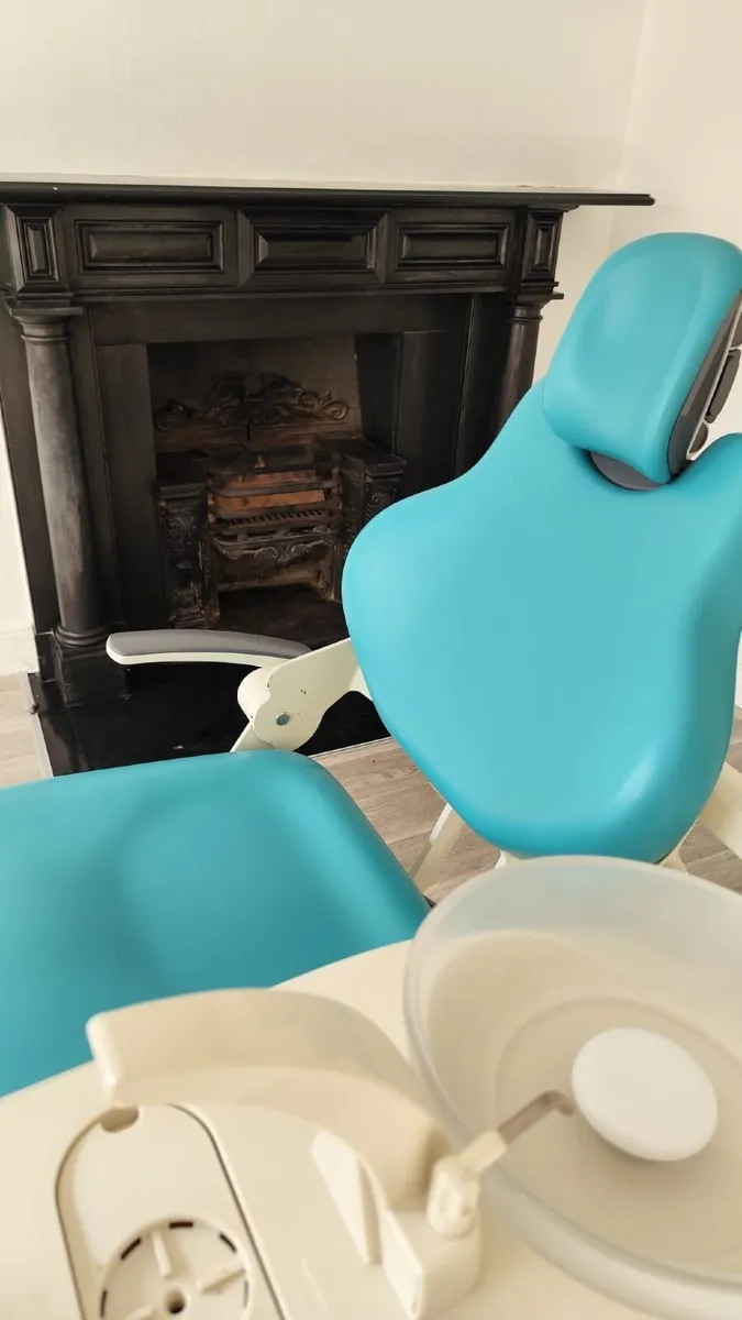 Dental chair - Image 1