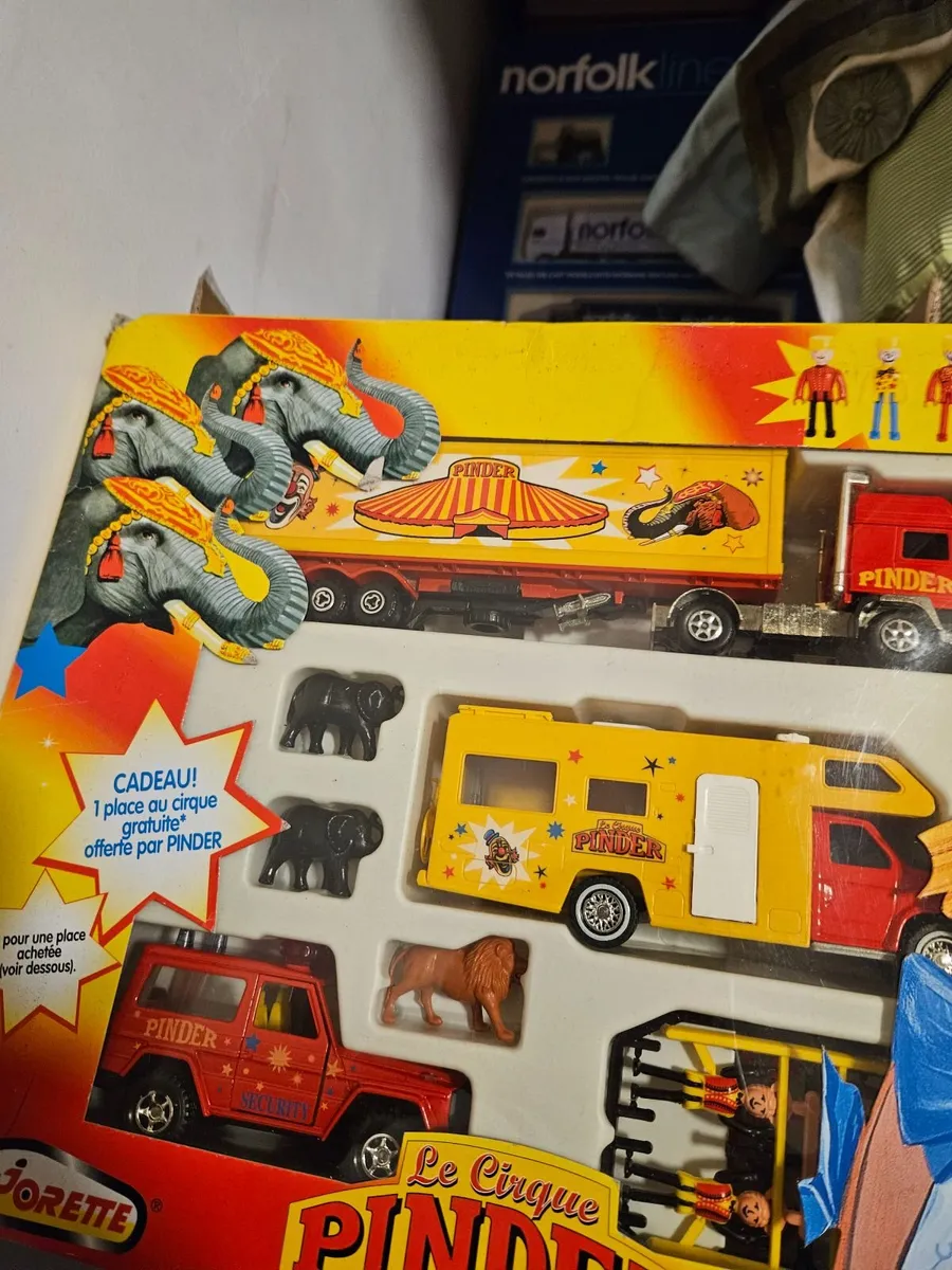 Corgi Majorette Pinder Circus Set - Image 2