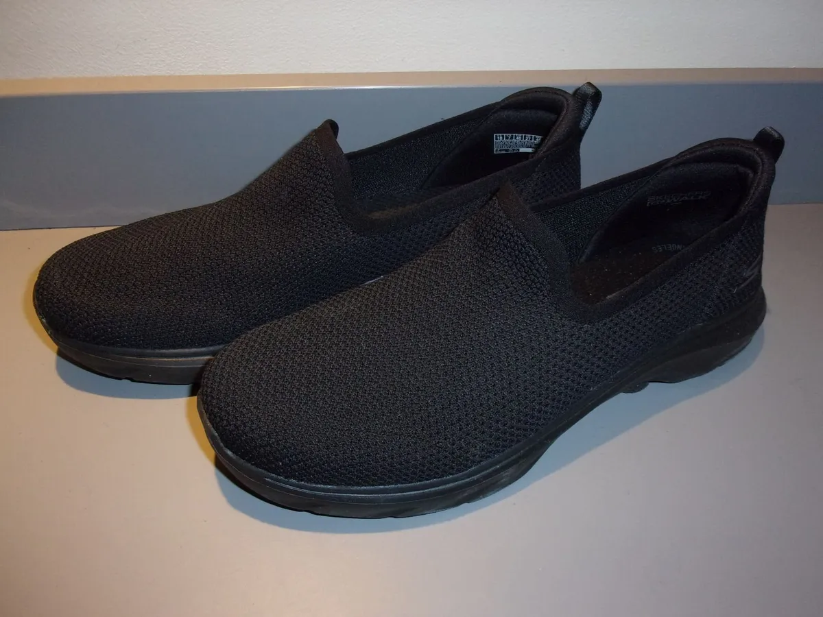 Women's Sketchers Size 7