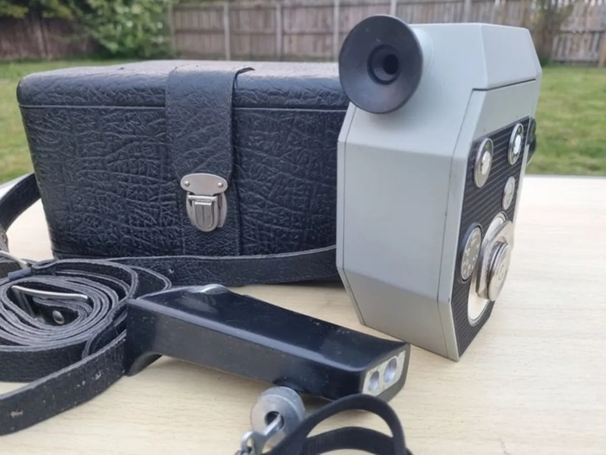 Vintage Soviet Movie Camera - Quarz 5 - Image 3