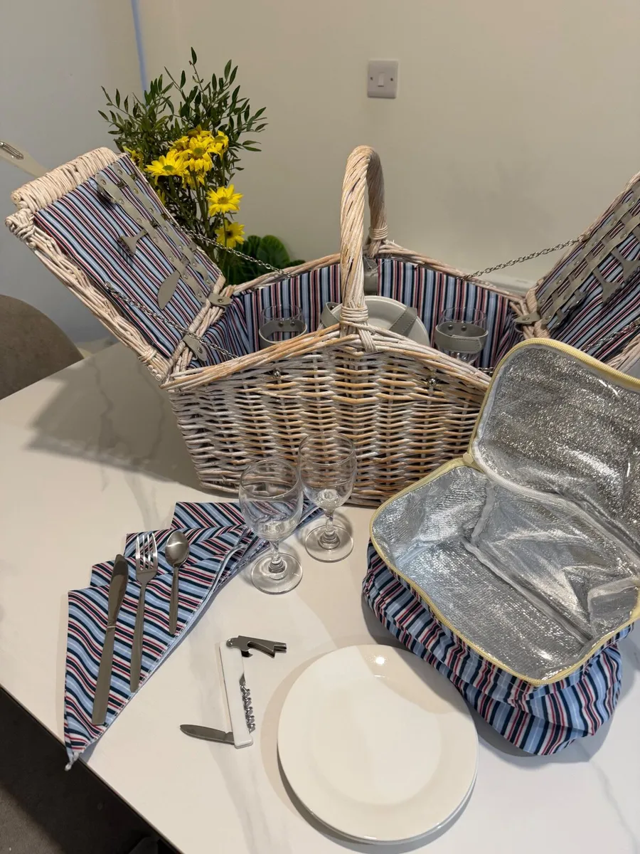 Picnic basket - Image 1