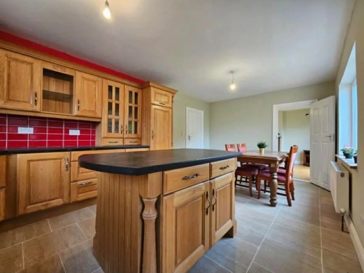 Kitchen units and appliances - Image 1