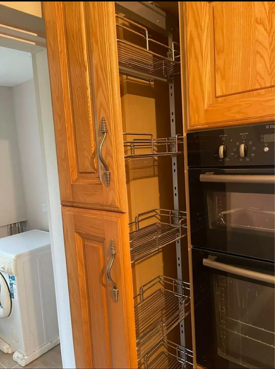 Kitchen units and appliances - Image 3