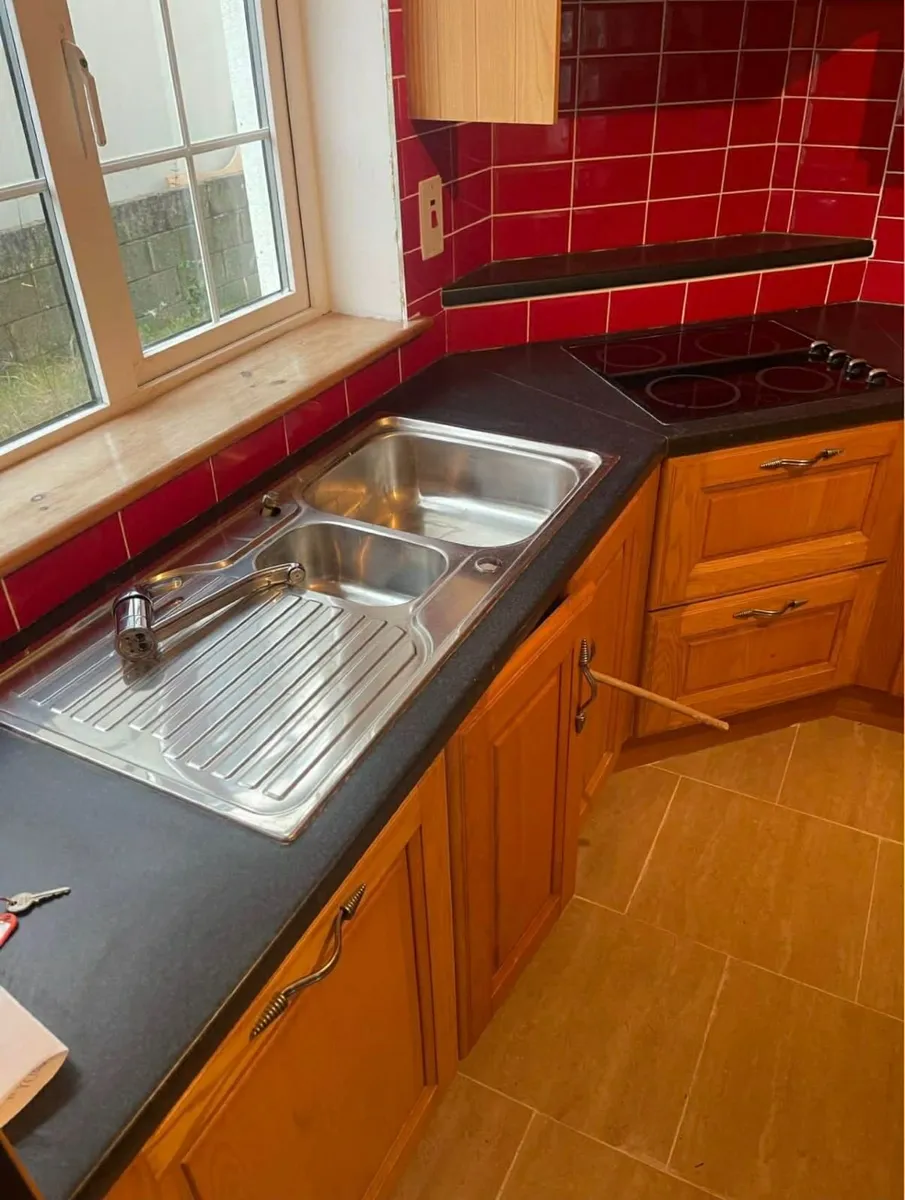 Kitchen units and appliances - Image 4