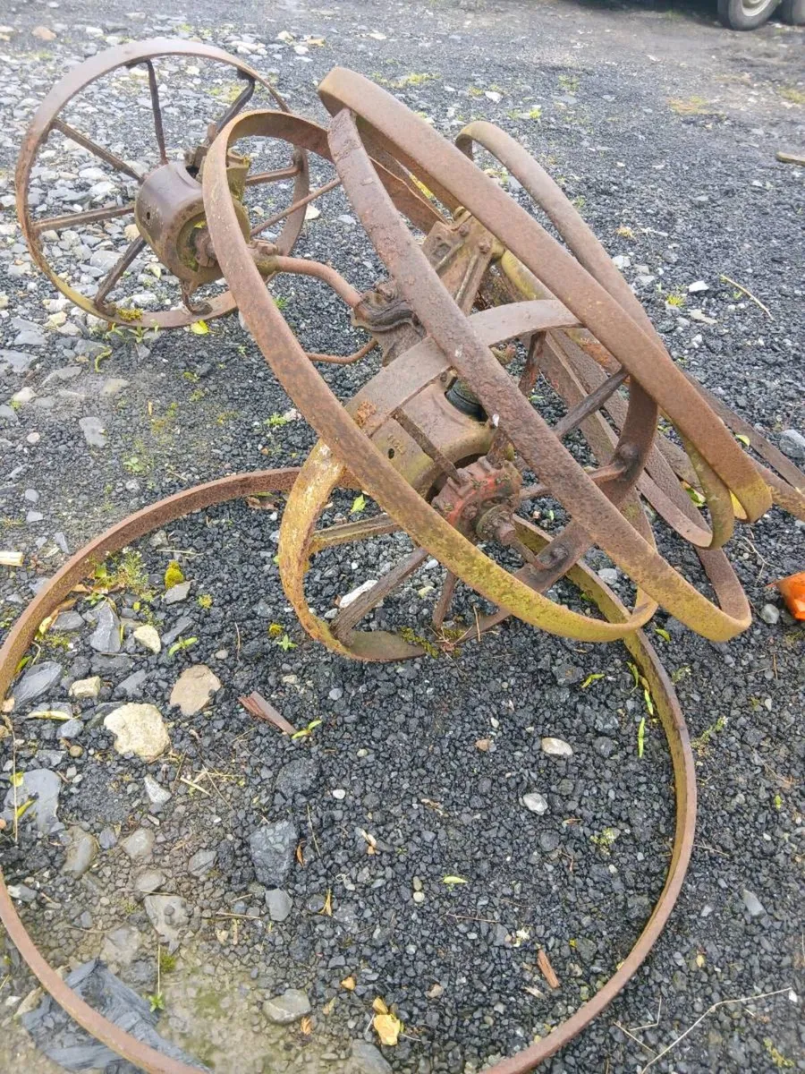 Swart turning and horse cart wheels - Image 1