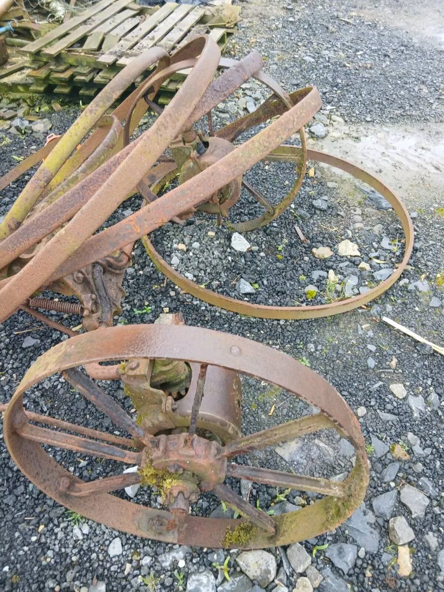 Swart turning and horse cart wheels - Image 2