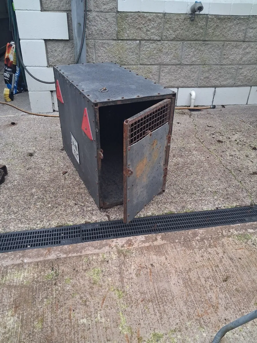 Dog box for hitch - Image 3